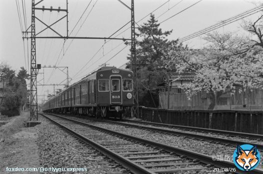 宝塚小学校の桜  これも撮ってからちょうど50年になります。 右手が運動場でした。新校舎建設の際に民家は無くなりました。 自分の鉄ちゃん原風景です。  C#5113 は早逝してしまいましたね。これも運命なのでしょうか&hellip;&hellip;  1973年撮影