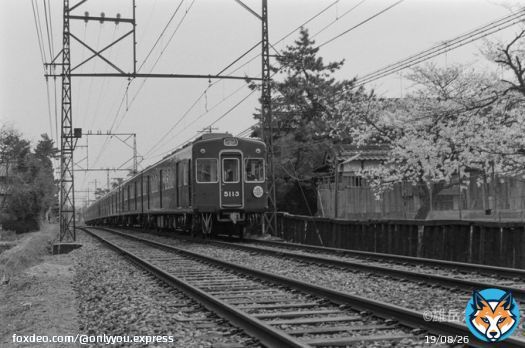 宝塚小学校の桜  これも撮ってからちょうど50年になります。 右手が運動場でした。新校舎建設の際に民家は無くなりました。 自分の鉄ちゃん原風景です。  C#5113 は早逝してしまいましたね。これも運命なのでしょうか&hellip;&hellip;  1973年撮影