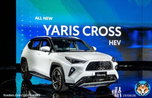 え、インドネシア向けの新型ヤリスクロスめちゃハイランダーじゃんww  内装にダイハツの匂いがしつつ、新プリウスからのHEVエンブレムに切り替わっておる
