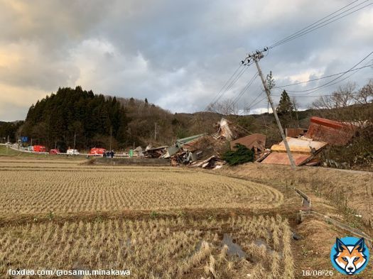 鶴岡市西目で土砂崩れで家屋倒壊。現在、警察、消防連携し、人命救助対応中。自衛隊、国土交通省テックフォースにも応援要請。