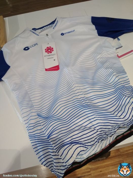 Gracias a @tjcope y @OTTOBOSLEY por el nuevo maillot pero sobre todo a mi bro @MPeones por el regalo