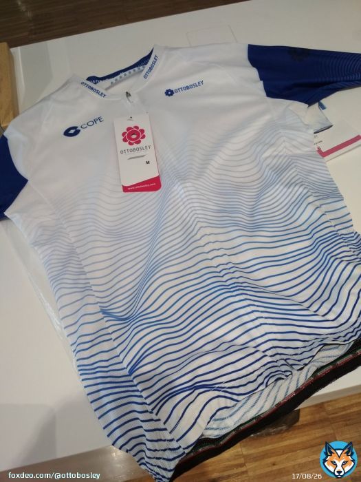 Gracias a @tjcope y @OTTOBOSLEY por el nuevo maillot pero sobre todo a mi bro @MPeones por el regalo