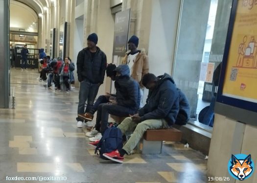 Si Darmanin cherche des clandestins y en a plein qui squattent gare de N&icirc;mes... Et visiblement ils ne font pas des m&eacute;tiers en tension.. #BFMTV #cnews #GGRMC