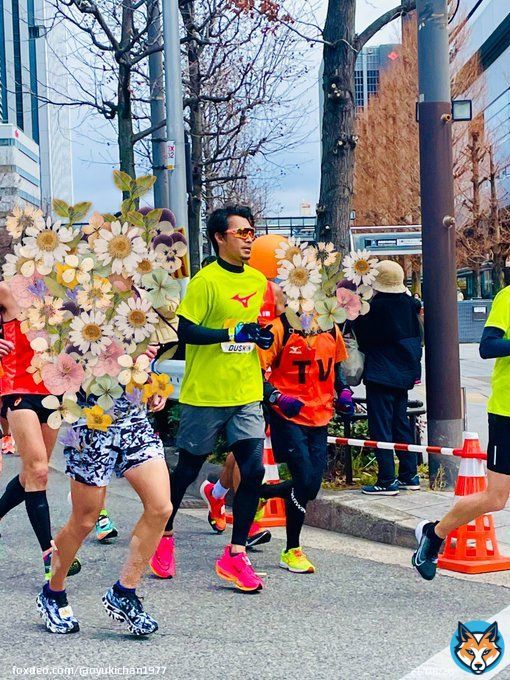職場近くが大阪マラソンのコースになっているので、お昼休憩に観戦してたら鳥谷さんを見れたよ  走ってる姿も爽やか〜  初マラソンで3時間16分で完走は凄い 一流アスリートは流石だなぁ  お昼からも頑張ろう  #鳥谷敬 #大阪マラソン