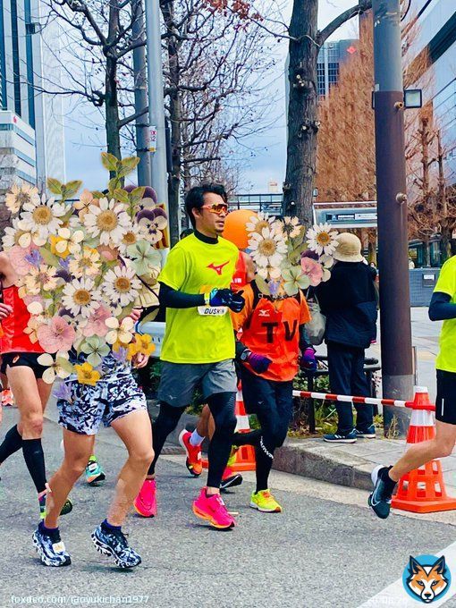 職場近くが大阪マラソンのコースになっているので、お昼休憩に観戦してたら鳥谷さんを見れたよ  走ってる姿も爽やか〜  初マラソンで3時間16分で完走は凄い 一流アスリートは流石だなぁ  お昼からも頑張ろう  #鳥谷敬 #大阪マラソン
