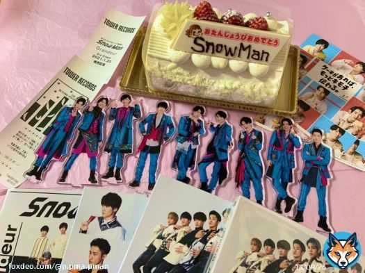 Grandeur発売＆ハーフミリオンおめでとうございます  配信中は不二家さんの雪降る苺のプレミアムロールケーキ食べながら見ました 予約した時に初めてBirthdayプレートはSnow Manでお願いしますって言った少し早いけど1歳おめでとう  #SnowMan #不二家 #SnowMan生配信