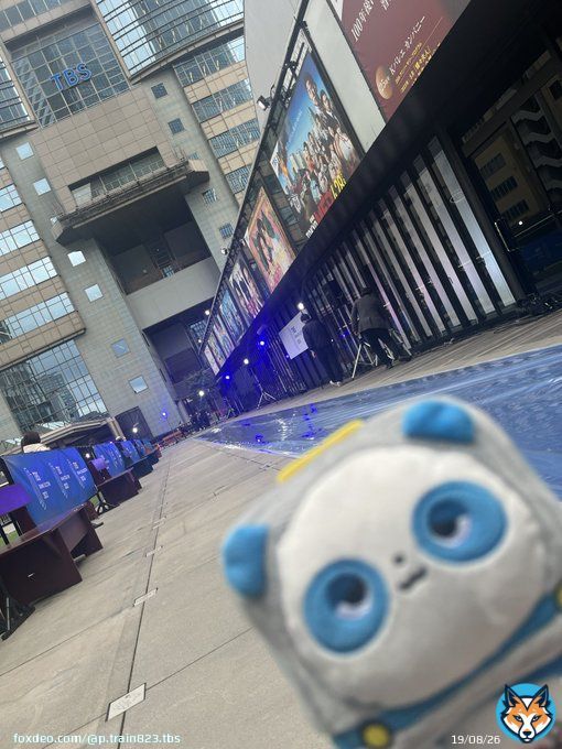 赤坂TBS前には、 ブルーカーペットが出現  まさか&hellip;&hellip;&hellip;！？  生配信は、ごご1時〜です  #ペンディングトレイン #ペントレ  #山田裕貴 #赤楚衛二 #上白石萌歌 #松雪泰子 #ラストマン #王様に捧ぐ薬指
