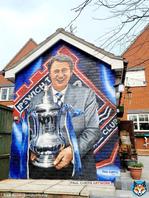 Sir Bobby Robson with the 1978 @FACupFinal for @IpswichTown after they beat @Arsenal  Painted for my new mate , Ivan, in Ipswich.  #Ipswich  #bobbyrobson #facup #football #mural #paulcurtis #ipswichtown #itfc #Suffolk #streetart