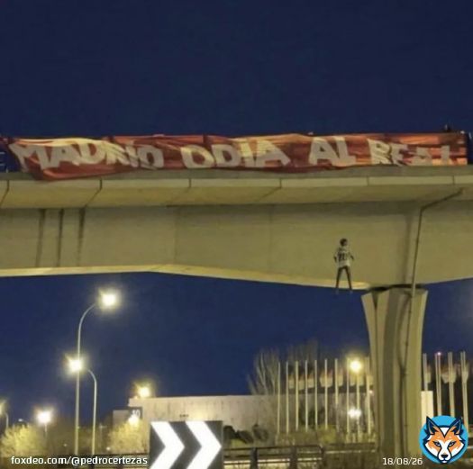 boneco representando vini jr sendo enforcado.  ali em cima uma faixa &ldquo;Atl&eacute;tico de Madrid odeia o Real&rdquo; pra fingir que se trata de rivalidade.  n&atilde;o &eacute; o atl&eacute;tico que odeia o real.  s&atilde;o esses torcedores queodeiam negros.  n&atilde;o &eacute; sobre rivalidade, &eacute; sobre racismo. Nojentos de merda.