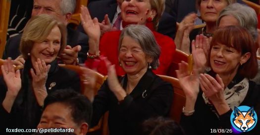 Tres amigas se preparan durante todo un a&ntilde;o para aplaudir durante la Marcha Radetzky. Pero, cuando llega el momento, lo hacen descompasadas, lo que provoca que su amistad se rompa.