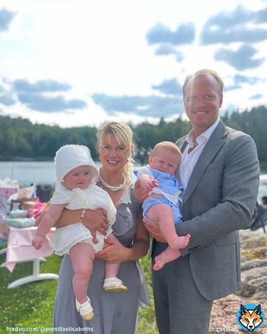 Namngivningsdag f&ouml;r Philip och Lia \ud83d\udc99\ud83d\udc96 P&aring; samma plats som jag sj&auml;lv blev d&ouml;pt och &auml;r uppvuxen, hemma hos min mamma&hearts;️S&aring;n underbar dag\ud83c\uddf8\ud83c\uddea????#namngivelse #tvillingar #sven#svensksommar #familj #firande #sommar