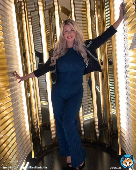 Hi look at me \ud83d\udcf8\ud83d\ude01 Look at my hair! Look at me smiling, that&rsquo;s a me! Happy Friday everyone &hearts;️\ud83e\udd17Hair extensions @hairtasticab Smile: My friends did that to me \ud83d\ude04#marbella #smile #hairextensions #girons #girlsdinner #h&aring;rf&ouml;rl&auml;ngningstockholm