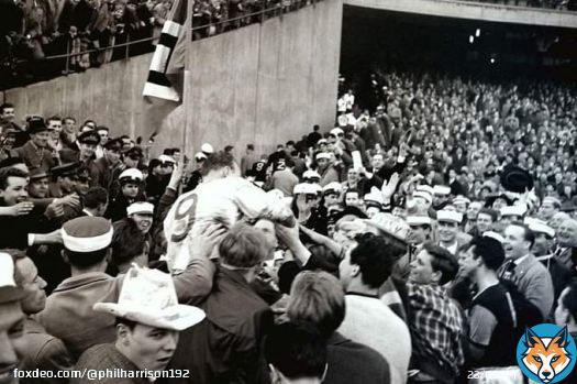 Jubilant @HSV fans chair a victorious Uwe Seeler after #DieRothosen pull back a 1st Leg #EuropeanCup 1/4 #Final 3-1 deficit to knock #English #champions @BurnleyOfficial out 5-4 on aggregate at #Volksparkstadion, #Hamburg. #DerDino would face @FCBarccelona in the #semifinals.