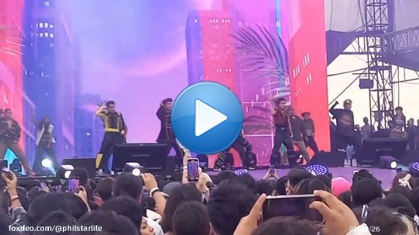 The P-pop kings are here! #SB19 thrills the crowd at #HeadInTheClouds Manila with their hit song WYAT (Where You At). The 2-day festival features some of the best Asian music artists today. READ:    SM MOA on Twitter #SB19xHITC #HITCAtSMDCFestivalGrounds
