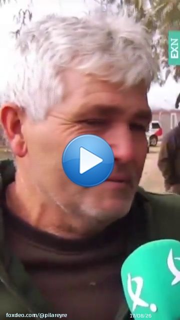 Emociona mucho ver a #Eduardo llorar por sus animalitos,que por fin han pisado tierra firme tras días muy desesperantes, por fin RESCATADOS !!!!! #Extremadura #Inundaciones #CrecidaDelRio #BorrascaLeonardo