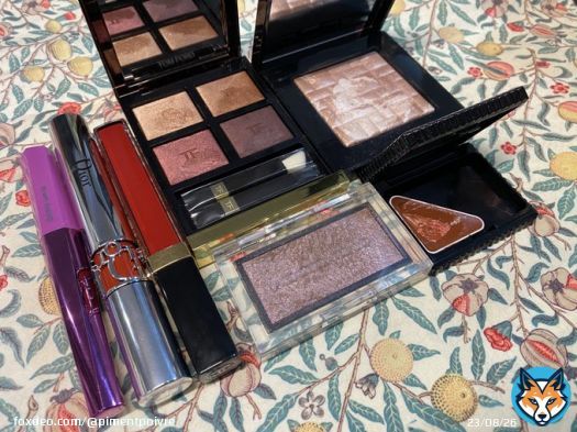 #今日のメイク   TomFordのハネムーンで赤みブラウンメイク リップもCHANELの真っ赤なリップとマリークワントのブラウンリップで赤みブラウンに合わせました マスカラは上がデジャヴュのブラウン、下はDiorの赤 今日は朝から色んな連絡がきてちょっとバタバタした  仕事してきますがんばろ