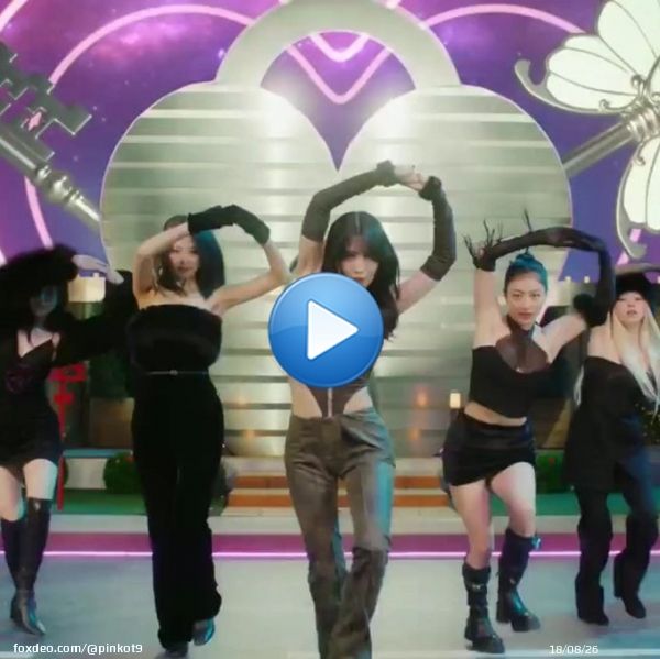 EVERYBODY LOOK AT CENTER MOMO  #핫하고달달해_트와이스의_문라썬라 #TWICE_OurMoonlightandSunrise