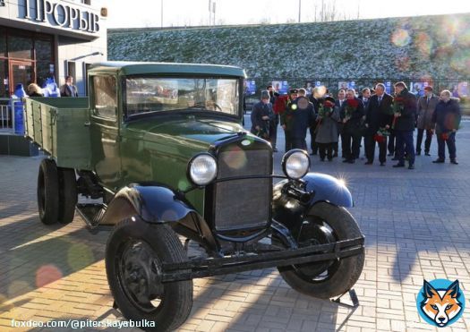 В честь 80-летия Дороги Жизни в музее 'Прорыв блокады Ленинграда' появилась полностью восстановленная легендарная 'Полуторка', с помощью которой перевозили припасы и людей по Дороге Жизни.  Автомобиль подняли со дна Ладожского озера и восстановлен рен реставраторами.