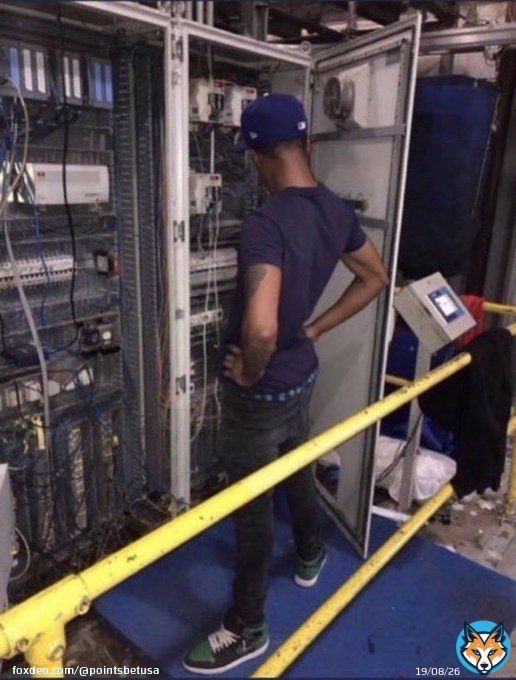 Jeff Saturday trying to manage the clock on the final drive