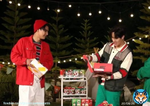 ohm gifted a pair of snickers to nanon and nanon gifted him a shirt #HappyMoment3OhmNanon
