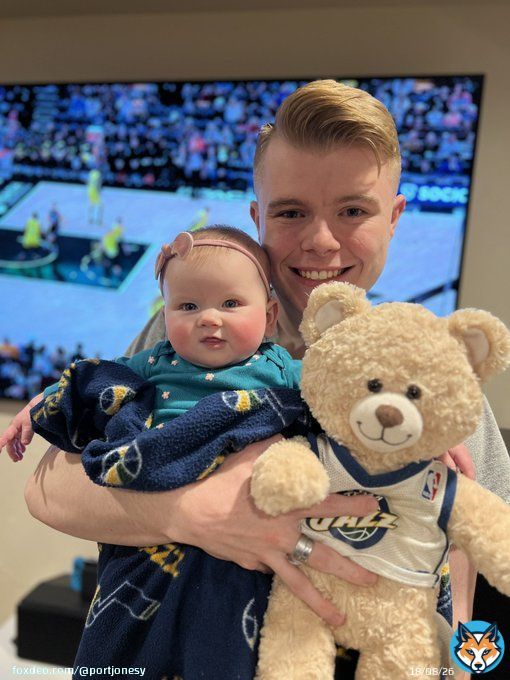 Just hanging out with my niece watching the @utahjazz game!! #LesOlsonIT @bigTbailey @AlemaHarrington