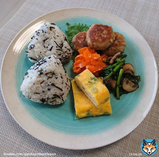 今日の息子ご飯  【学校からのメール】 30日離任式後 職員室の片付けがあるので、下記の部は昼食持参してください ・サッカー部  l||l(&rsaquo;ଳдଳ&lsaquo;)l||l  こういう お手伝い系に駆り出されるのは なぜかサッカー部ばかり  #朝ごはん #おうちごはん