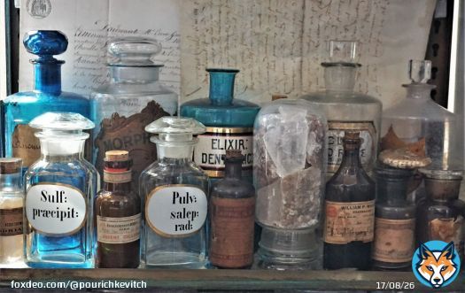 How beautiful! I collect such an old bottles. Once I was in Edinburgh and saw some apoteks use them for handsome display. I wanted buy them. but ahh! They never wanted sell these old bottles.