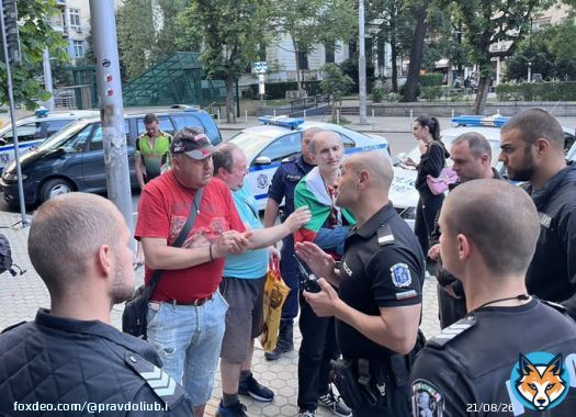 Кино Одеон. Група от 4-5 копейки вдигнаха скандал. Не успяха да попречат на прожекцията, но седят крещят и чакат да свърши. Има 6 полицейски коли. Полицаите не обръщат никакво внимание на крясъците, но ако някой от нас повиши тон ни &ldquo;профилактират&rdquo;.