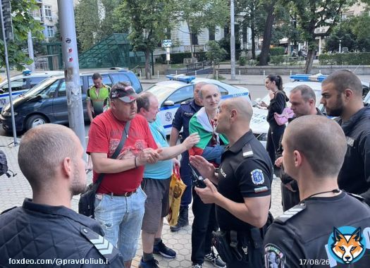 Кино Одеон. Група от 4-5 копейки вдигнаха скандал. Не успяха да попречат на прожекцията, но седят крещят и чакат да свърши. Има 6 полицейски коли. Полицаите не обръщат никакво внимание на крясъците, но ако някой от нас повиши тон ни &ldquo;профилактират&rdquo;.