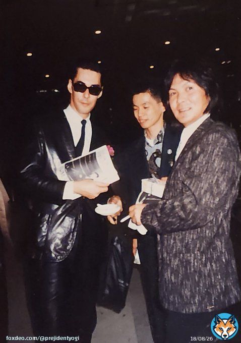 鮎川さんに最後にお会いしたのはこの時だったかな(86年頃) うちで作ったミニコミ持ってもらった(この写真)。うちらみたいなうんと年下のファンにもいつも親切だったよ。ご冥福をお祈りするわ。#鮎川誠 #sheenaandrokkets #シナロケ #superguitarist