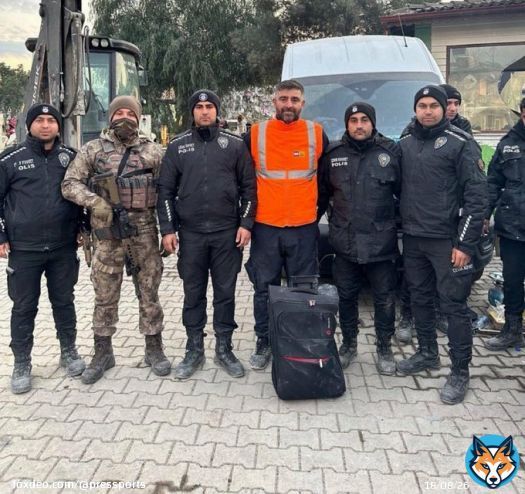 Hatay&rsquo;da g&ouml;revli Konya B&uuml;y&uuml;kşehir Belediyesi &ccedil;alışanı Mehmet &Ouml;zber Uslu, enkazda bulduğu 4 milyon dolar dolu &ccedil;antayı Polise teslim etmiş.    Ahmet Nur &Ccedil;ebi, Turgay, D&uuml;nya Kupası, Senin Allah, EN B&Uuml;Y&Uuml;K BEŞİKTAŞ, Şiddet, Ayaklarına #yagma