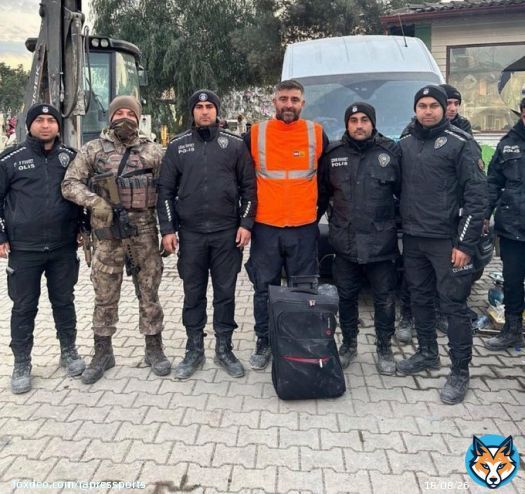 Hatay&rsquo;da g&ouml;revli Konya B&uuml;y&uuml;kşehir Belediyesi &ccedil;alışanı Mehmet &Ouml;zber Uslu, enkazda bulduğu 4 milyon dolar dolu &ccedil;antayı Polise teslim etmiş.    Ahmet Nur &Ccedil;ebi, Turgay, D&uuml;nya Kupası, Senin Allah, EN B&Uuml;Y&Uuml;K BEŞİKTAŞ, Şiddet, Ayaklarına #yagma