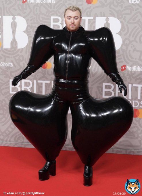 When you can't figure out how to draw curves properly using the pen tool #Brits2023