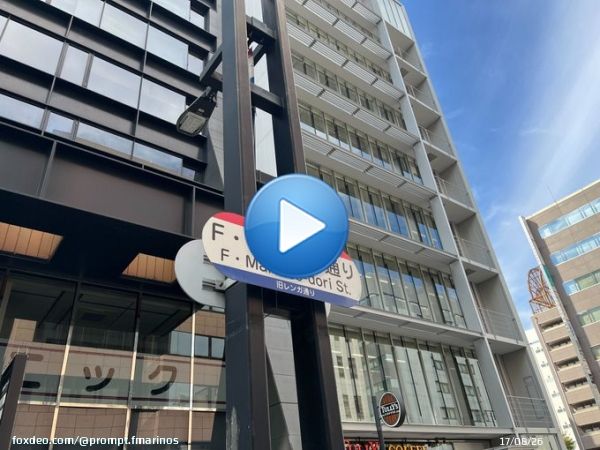 そして、新横浜の街にある「F・マリノス通り」が期間限定で「トリコロールの勇者通り」に  10/29のホーム最終戦は、こちらを歩きながらスタジアムへ  #fmarinos #元気よく行こうぜトリコロールの勇者たち