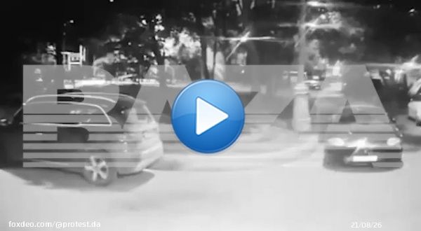 В центре Москвы застрелили мужчину. Момент попал на камеру видеонаблюдения  Неизвестный подбежал к жертве и выстрелил в спину, а затем добил контрольным в голову, сфотографировал убитого и сбежал.  Пострадавший скончался на месте, им оказался 62-летний бизнесмен Оганес Камарян