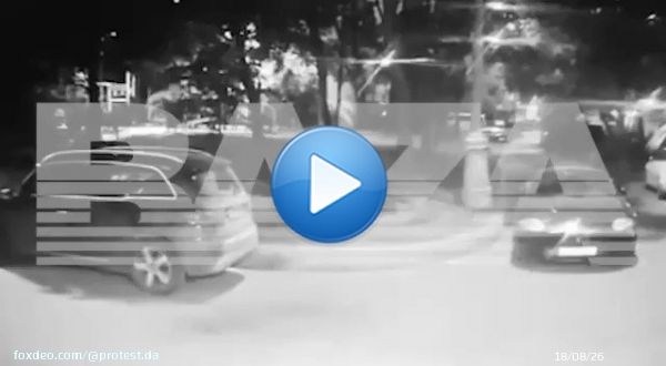 В центре Москвы застрелили мужчину. Момент попал на камеру видеонаблюдения  Неизвестный подбежал к жертве и выстрелил в спину, а затем добил контрольным в голову, сфотографировал убитого и сбежал.  Пострадавший скончался на месте, им оказался 62-летний бизнесмен Оганес Камарян