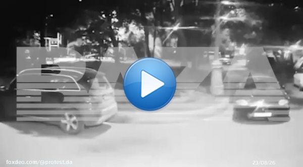 В центре Москвы застрелили мужчину. Момент попал на камеру видеонаблюдения  Неизвестный подбежал к жертве и выстрелил в спину, а затем добил контрольным в голову, сфотографировал убитого и сбежал.  Пострадавший скончался на месте, им оказался 62-летний бизнесмен Оганес Камарян