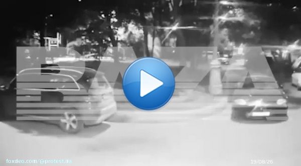 В центре Москвы застрелили мужчину. Момент попал на камеру видеонаблюдения  Неизвестный подбежал к жертве и выстрелил в спину, а затем добил контрольным в голову, сфотографировал убитого и сбежал.  Пострадавший скончался на месте, им оказался 62-летний бизнесмен Оганес Камарян