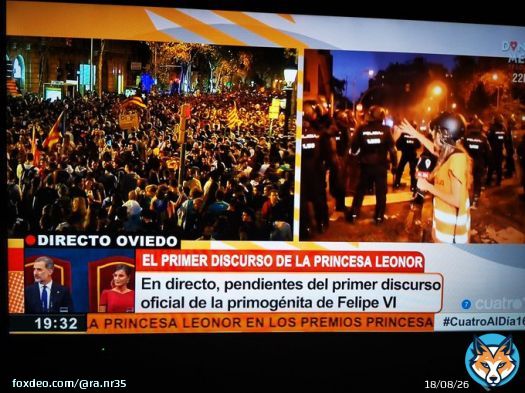 Mientras #BarcelonaArde aqu&iacute; estos dos se&ntilde;ores con sus mejores galas como si no pasar&aacute; nada. No s&eacute; si hoy era el mejor momento para esta imagen. #cuatroaldia169