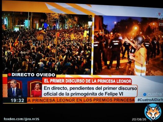 Mientras #BarcelonaArde aqu&iacute; estos dos se&ntilde;ores con sus mejores galas como si no pasar&aacute; nada. No s&eacute; si hoy era el mejor momento para esta imagen. #cuatroaldia169