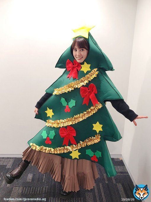 【#逢田梨香子 の #ラララジオ】  今年の衣装はクリスマスツリーでした スタジオにいる逢田さん見つけられますか？笑  今年の放送もありがとうございました！ あけおめメールもお待ちしています rikako@joqr.net  #agqr