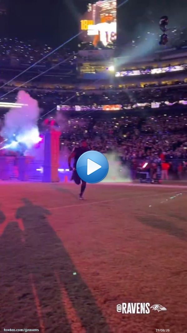 Crowd goes wild for Roquan
