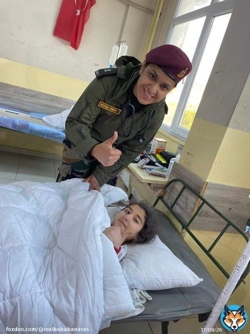 Another emotional moment from earthquake affected Turkey. Turkish kid thanking Indian Army doctor for saving her life.  #OperationDost #TurkeySyriaEarthquake #TurkeyEarthquake