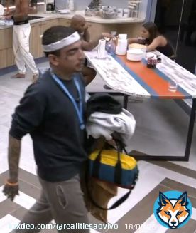Olha o olhar de &Oacute;DlO dela.  Gente a Keylinha doida pra tacar uma kadeirada no Guim&ecirc; vulgo fum&ecirc;  queridinho do Boninho quando ele passou na cozinha. Se a Key Alves tacar a gente passa o pano n&eacute;.  #BBB23 | #RedeBBB