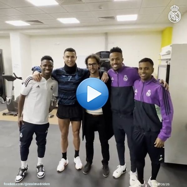 When you meet your idol&hellip;  @RodrygoGoes  @edermilitao  @vinijr  @Cristiano #RealFootball