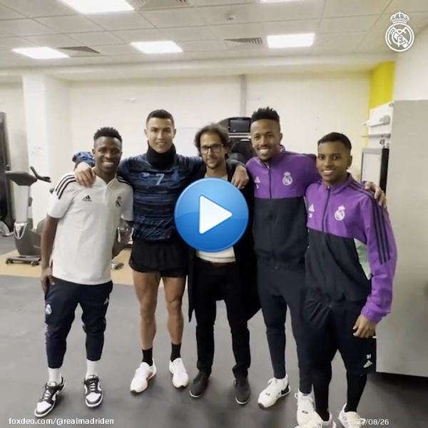 When you meet your idol&hellip;  @RodrygoGoes  @edermilitao  @vinijr  @Cristiano #RealFootball