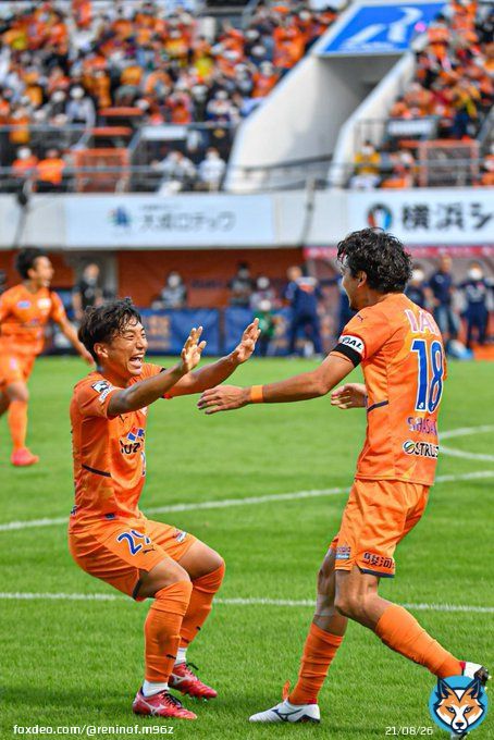 勝ったら上げるつもりだった写真だけど、お蔵入りは勿体無いから載せる。 サンタナのゴールの瞬間の山原くんと白崎さんの抱き付きと喜び方が最高なんよ。 #spulse #エスパルス #山原怜音 #白崎凌兵
