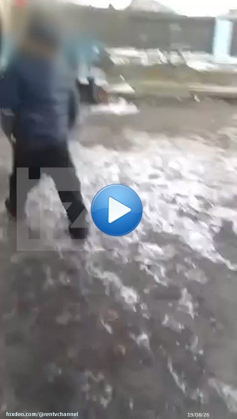 Вот так возвращался домой 6-летний Богдан после того, как его сбил депутат в Новосибирской области. Сергей Мамонтов оставил ребёнка после аварии и скрылся.  Сейчас мальчик находится в больнице в тяжелом состоянии. У ребенка зафиксированы сотрясение головного мозга и переломы.
