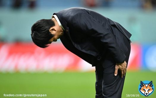 サッカーＷ杯カタール大会は５日、決勝トーナメント１回戦の試合を行い、日本は前回大会準優勝のクロアチアにＰＫ戦の末に敗れ、史上初のベスト８進出を逃した。写真は試合後、ファンにお辞儀をする森保一監督。アルジャヌーブ競技場で撮影（２０２２年　ロイター/Dylan Martinez）