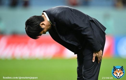 サッカーＷ杯カタール大会は５日、決勝トーナメント１回戦の試合を行い、日本は前回大会準優勝のクロアチアにＰＫ戦の末に敗れ、史上初のベスト８進出を逃した。写真は試合後、ファンにお辞儀をする森保一監督。アルジャヌーブ競技場で撮影（２０２２年　ロイター/Dylan Martinez）